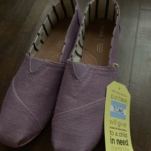 NWT toms flats